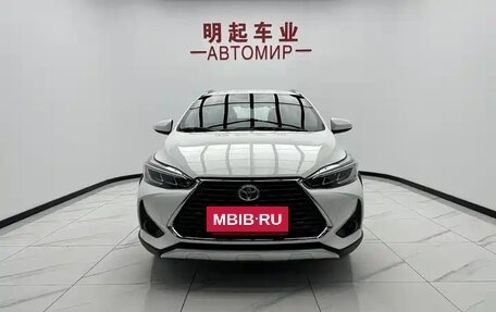 Toyota Yaris, 2022 год, 1 142 000 рублей, 2 фотография