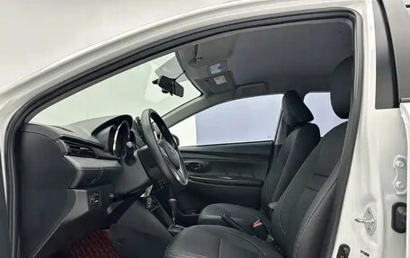 Toyota Yaris, 2022 год, 1 142 000 рублей, 10 фотография