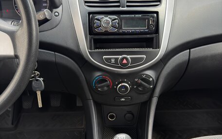 Hyundai Solaris II рестайлинг, 2011 год, 945 000 рублей, 32 фотография