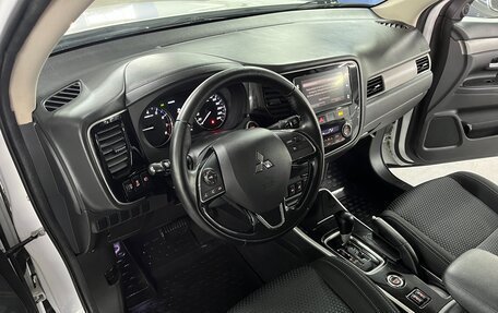 Mitsubishi Outlander III рестайлинг 3, 2018 год, 2 049 000 рублей, 11 фотография