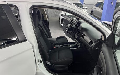 Mitsubishi Outlander III рестайлинг 3, 2018 год, 2 049 000 рублей, 21 фотография