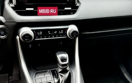 Toyota RAV4, 2019 год, 3 300 000 рублей, 24 фотография