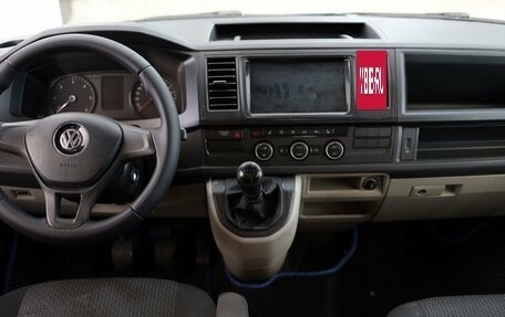 Volkswagen Caravelle T6 рестайлинг, 2015 год, 2 130 000 рублей, 10 фотография