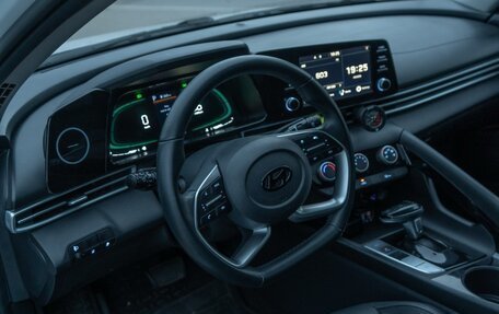 Hyundai Elantra, 2022 год, 2 250 000 рублей, 4 фотография