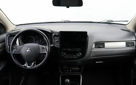 Mitsubishi Outlander III рестайлинг 3, 2017 год, 1 855 000 рублей, 12 фотография