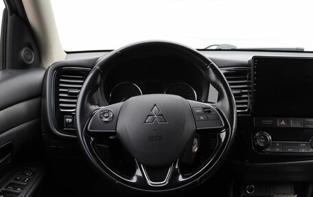 Mitsubishi Outlander III рестайлинг 3, 2017 год, 1 855 000 рублей, 13 фотография