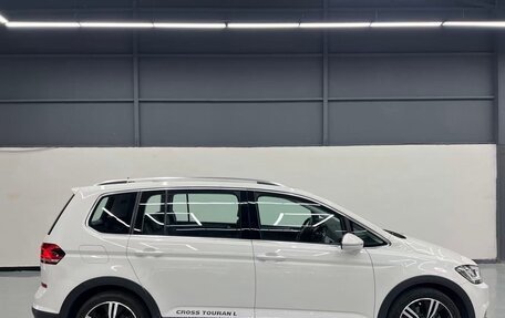 Volkswagen Touran III, 2020 год, 1 900 000 рублей, 4 фотография