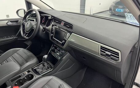 Volkswagen Touran III, 2020 год, 1 900 000 рублей, 18 фотография
