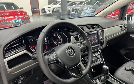 Volkswagen Touran III, 2020 год, 1 900 000 рублей, 27 фотография