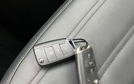 Volkswagen Touran III, 2020 год, 1 900 000 рублей, 38 фотография