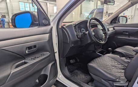 Mitsubishi Outlander III рестайлинг 3, 2018 год, 1 649 000 рублей, 10 фотография