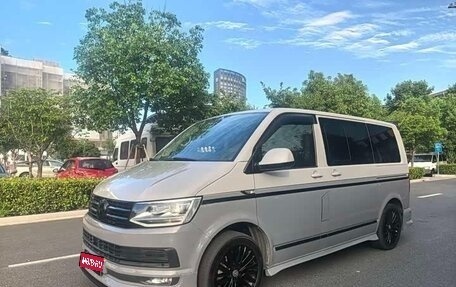 Volkswagen Multivan T6 рестайлинг, 2019 год, 6 377 000 рублей, 1 фотография