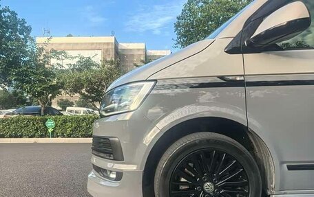 Volkswagen Multivan T6 рестайлинг, 2019 год, 6 377 000 рублей, 2 фотография