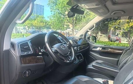 Volkswagen Multivan T6 рестайлинг, 2019 год, 6 377 000 рублей, 7 фотография