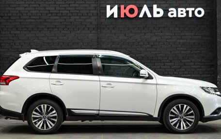 Mitsubishi Outlander III рестайлинг 3, 2019 год, 1 950 000 рублей, 9 фотография
