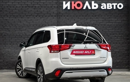 Mitsubishi Outlander III рестайлинг 3, 2019 год, 1 950 000 рублей, 7 фотография