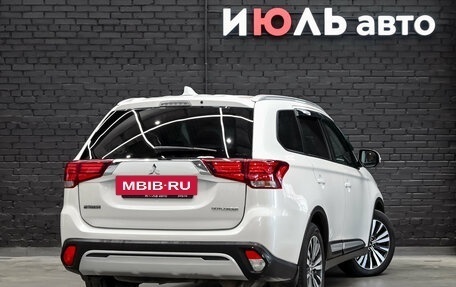 Mitsubishi Outlander III рестайлинг 3, 2019 год, 1 950 000 рублей, 4 фотография