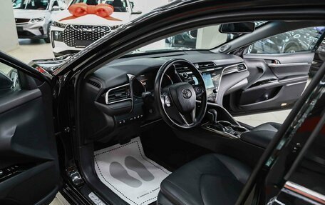 Toyota Camry, 2018 год, 2 290 000 рублей, 10 фотография