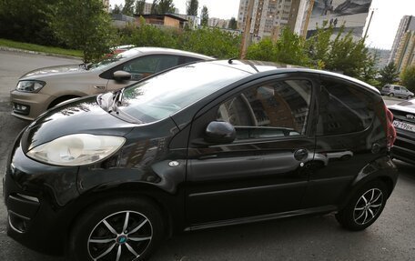 Peugeot 107 I рестайлинг, 2013 год, 520 000 рублей, 2 фотография
