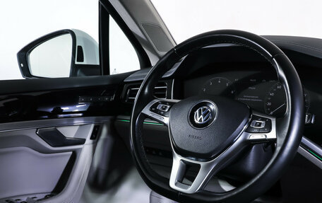 Volkswagen Touareg III, 2019 год, 4 390 000 рублей, 15 фотография