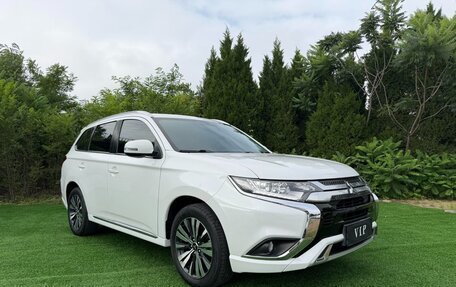 Mitsubishi Outlander III рестайлинг 3, 2021 год, 1 882 000 рублей, 3 фотография