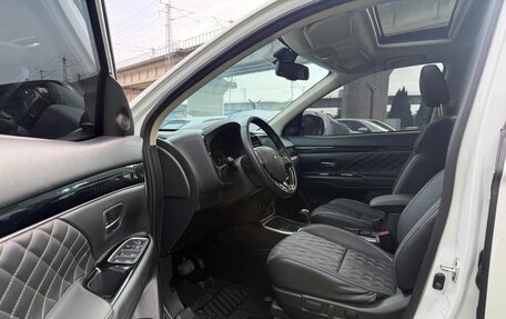Mitsubishi Outlander III рестайлинг 3, 2021 год, 1 882 000 рублей, 7 фотография