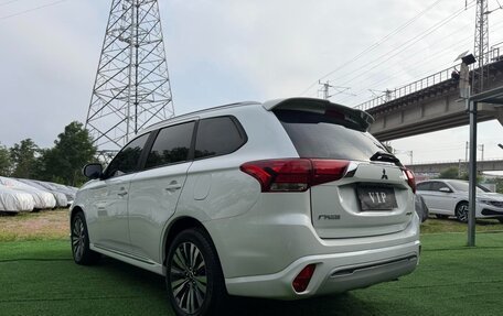 Mitsubishi Outlander III рестайлинг 3, 2021 год, 1 882 000 рублей, 6 фотография
