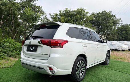 Mitsubishi Outlander III рестайлинг 3, 2021 год, 1 882 000 рублей, 4 фотография