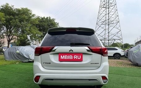 Mitsubishi Outlander III рестайлинг 3, 2021 год, 1 882 000 рублей, 5 фотография