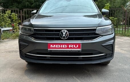 Volkswagen Tiguan II, 2021 год, 2 450 000 рублей, 2 фотография