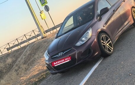 Hyundai Solaris II рестайлинг, 2011 год, 800 000 рублей, 3 фотография