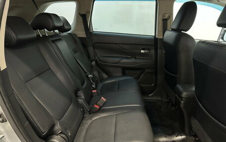 Mitsubishi Outlander III рестайлинг 3, 2015 год, 1 740 000 рублей, 14 фотография