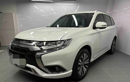 Mitsubishi Outlander III рестайлинг 3, 2021 год, 2 015 000 рублей, 1 фотография