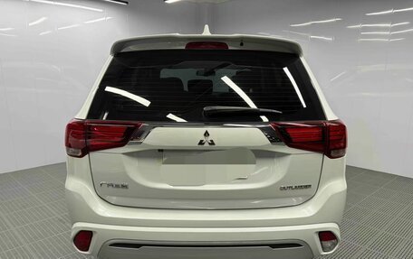 Mitsubishi Outlander III рестайлинг 3, 2021 год, 2 015 000 рублей, 4 фотография