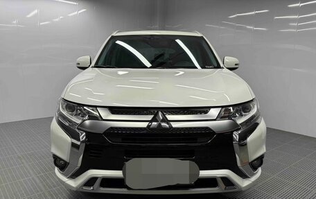Mitsubishi Outlander III рестайлинг 3, 2021 год, 2 015 000 рублей, 2 фотография