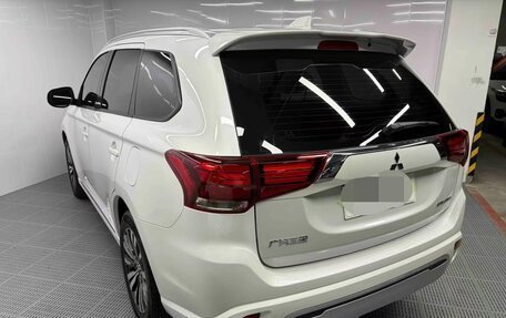 Mitsubishi Outlander III рестайлинг 3, 2021 год, 2 015 000 рублей, 5 фотография