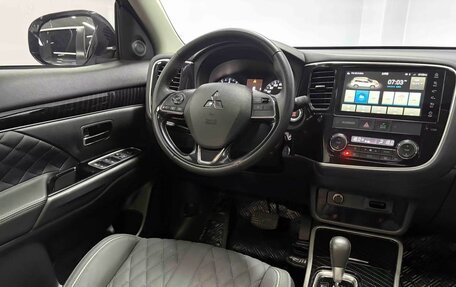 Mitsubishi Outlander III рестайлинг 3, 2021 год, 2 015 000 рублей, 7 фотография
