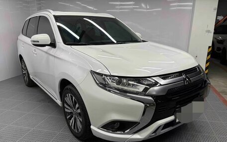 Mitsubishi Outlander III рестайлинг 3, 2021 год, 2 015 000 рублей, 3 фотография