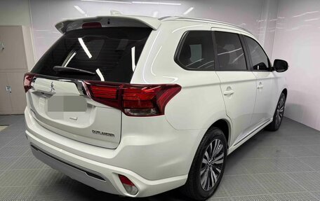 Mitsubishi Outlander III рестайлинг 3, 2021 год, 2 015 000 рублей, 6 фотография