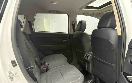 Mitsubishi Outlander III рестайлинг 3, 2021 год, 2 015 000 рублей, 12 фотография