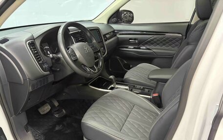 Mitsubishi Outlander III рестайлинг 3, 2021 год, 2 015 000 рублей, 10 фотография