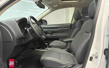 Mitsubishi Outlander III рестайлинг 3, 2021 год, 2 015 000 рублей, 11 фотография