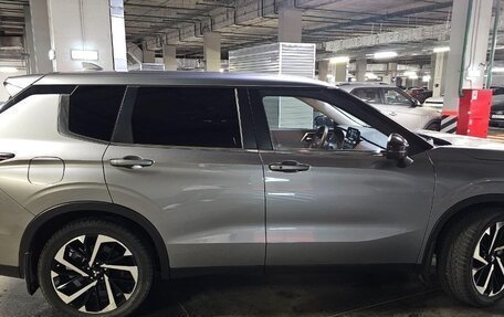 Mitsubishi Outlander, 2022 год, 3 300 000 рублей, 2 фотография