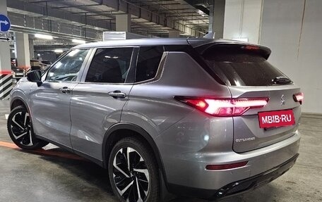 Mitsubishi Outlander, 2022 год, 3 300 000 рублей, 5 фотография