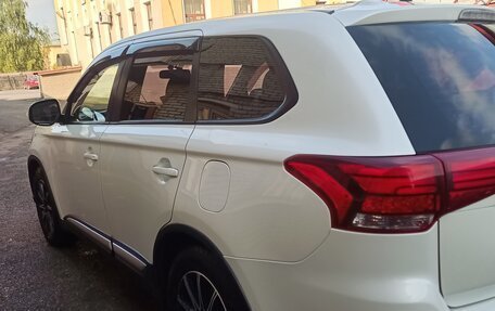 Mitsubishi Outlander III рестайлинг 3, 2016 год, 1 370 000 рублей, 5 фотография