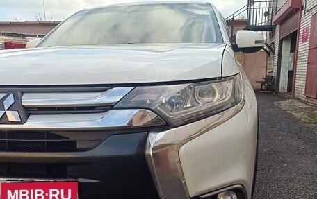 Mitsubishi Outlander III рестайлинг 3, 2016 год, 1 370 000 рублей, 2 фотография