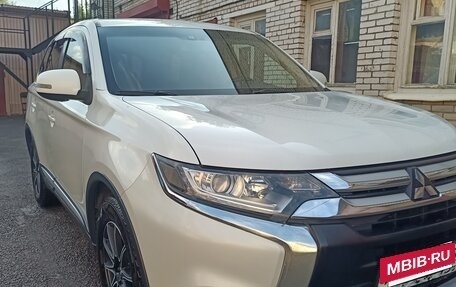 Mitsubishi Outlander III рестайлинг 3, 2016 год, 1 370 000 рублей, 3 фотография