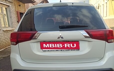 Mitsubishi Outlander III рестайлинг 3, 2016 год, 1 370 000 рублей, 6 фотография