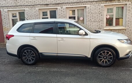 Mitsubishi Outlander III рестайлинг 3, 2016 год, 1 370 000 рублей, 7 фотография