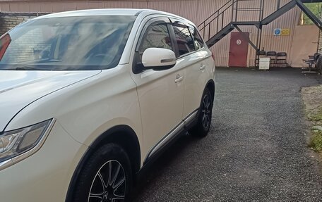 Mitsubishi Outlander III рестайлинг 3, 2016 год, 1 370 000 рублей, 8 фотография